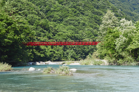 秋田的Dakikaeri河谷蓝色绿色树木木头天空旅行背景图片