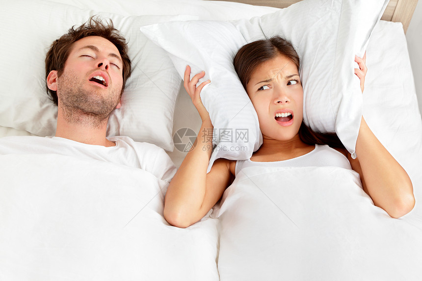 男人打呼噜 一对在床上的情侣图片