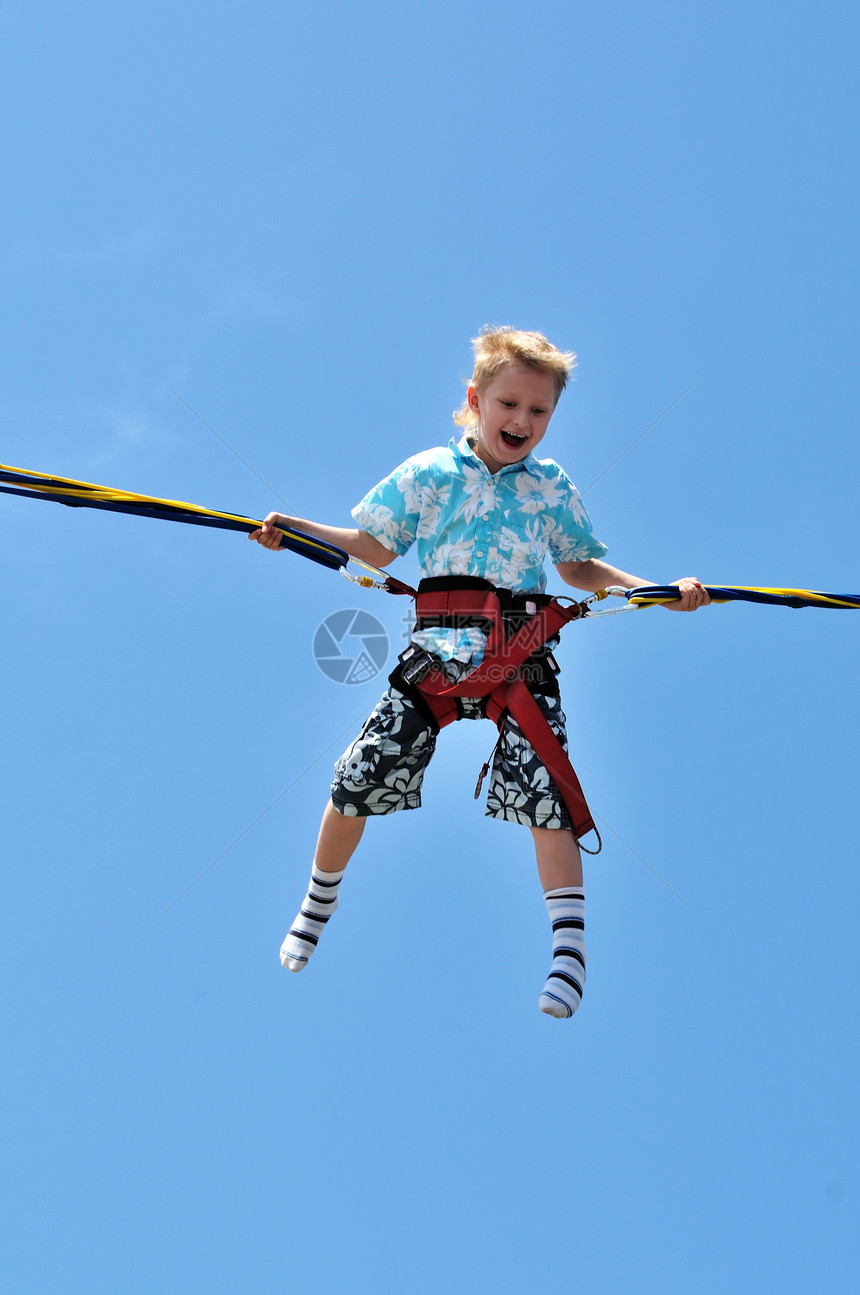 飞行男孩喜悦幸福孩子男生主题公园游戏身体蓝色快感男性图片