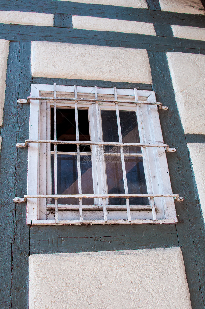 木质框架和受限制的窗口图片
