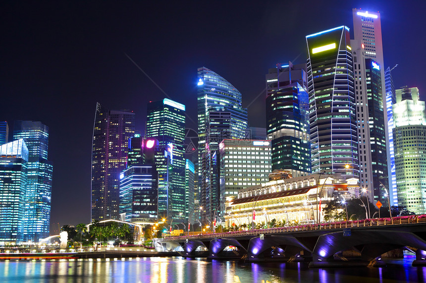 新加坡晚上的城市风景天际地标市中心金融蓝色建筑反射商业景观天空图片