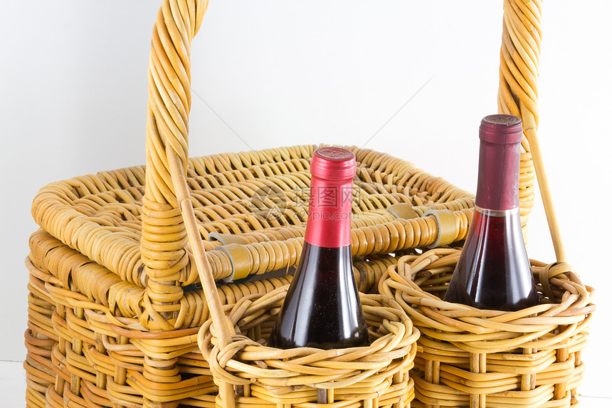 与葡萄酒相配的野餐红色葡萄园白色酒厂篮子黑色午餐郊游图片