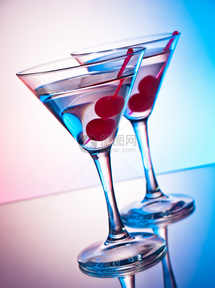 两杯马提尼蓝色享受紫色酒精玻璃活力红色夜店饮料反射图片
