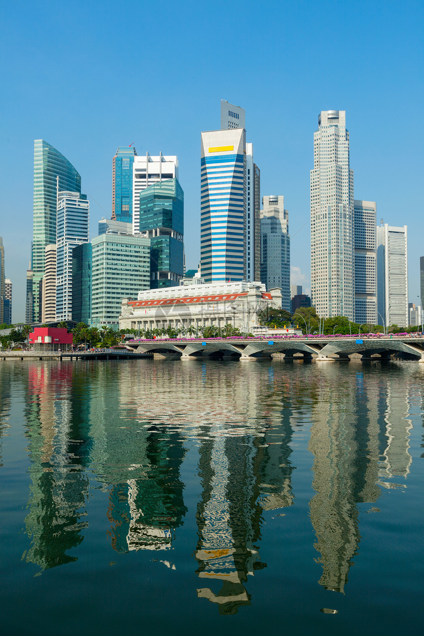 新加坡摩天大楼反光自然光建筑景观反射地标水平天际城市商业图片