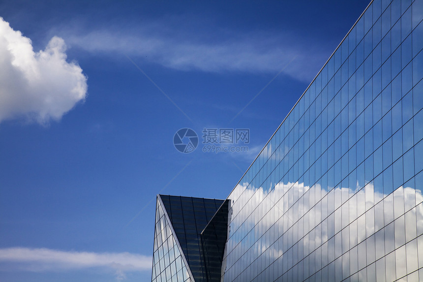 现代建筑和蓝天空反射玻璃摩天大楼天空水平商业建筑学城市天蓝色白色财产图片