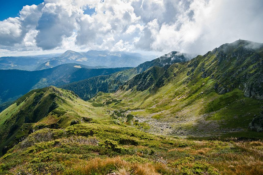 山脉 乌克兰和罗马尼亚边界上的喀尔巴阡山脉图片