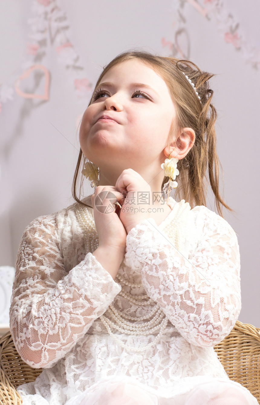 年轻美少女的肖像珍珠选择性孩子碟子野餐工作室发型裙子乐趣关爱图片
