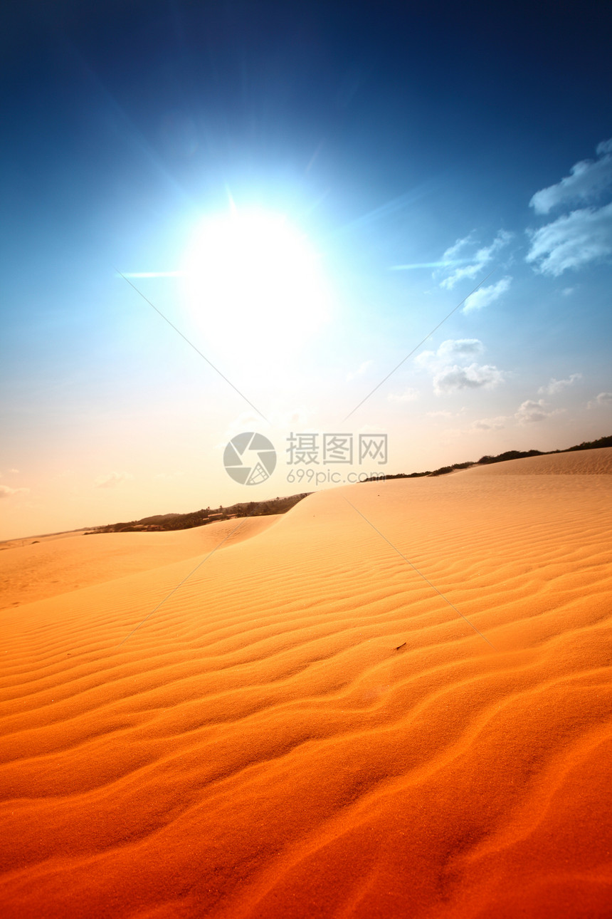 沙漠地区孤独勘探旅行新月形沙丘沙漠爬坡干旱全景日落图片