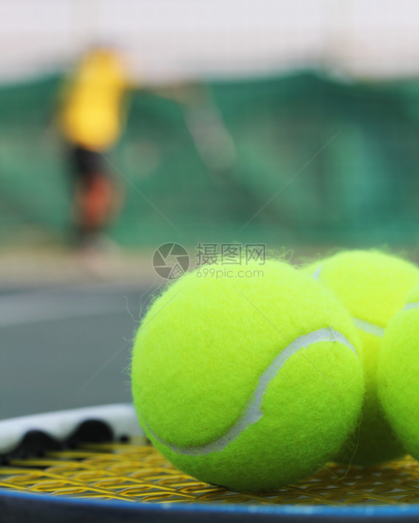 网球在电击上和背景人物图片