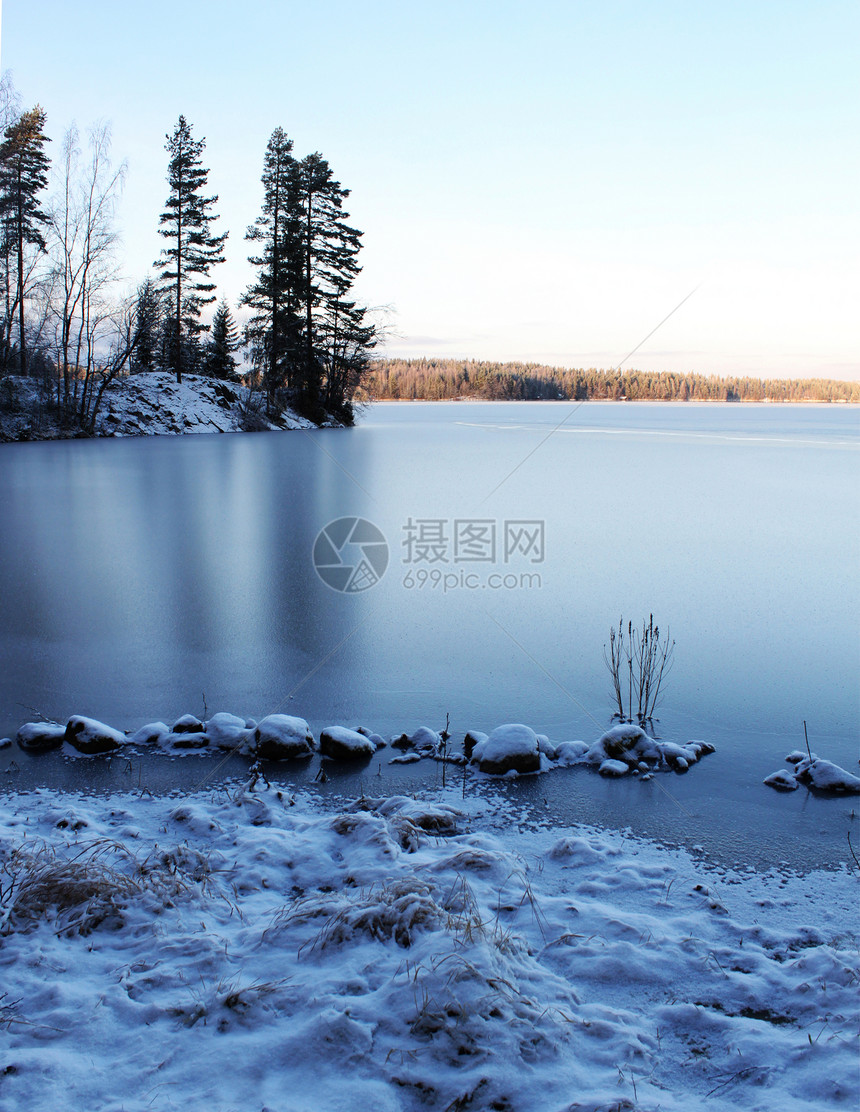 冰冻湖泊风景图片