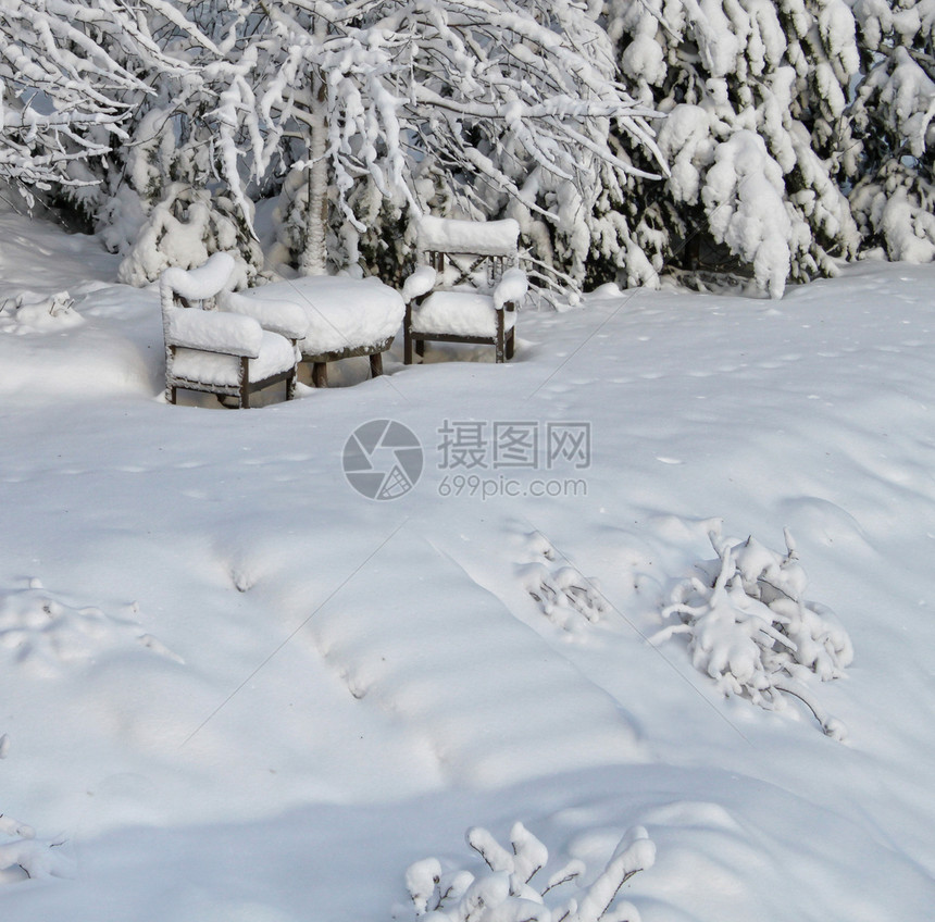 冬天的雪椅图片