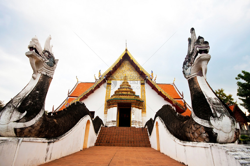 美丽的泰国寺庙旅行旅游精神蓝色宗教历史天空游客大理石地标图片