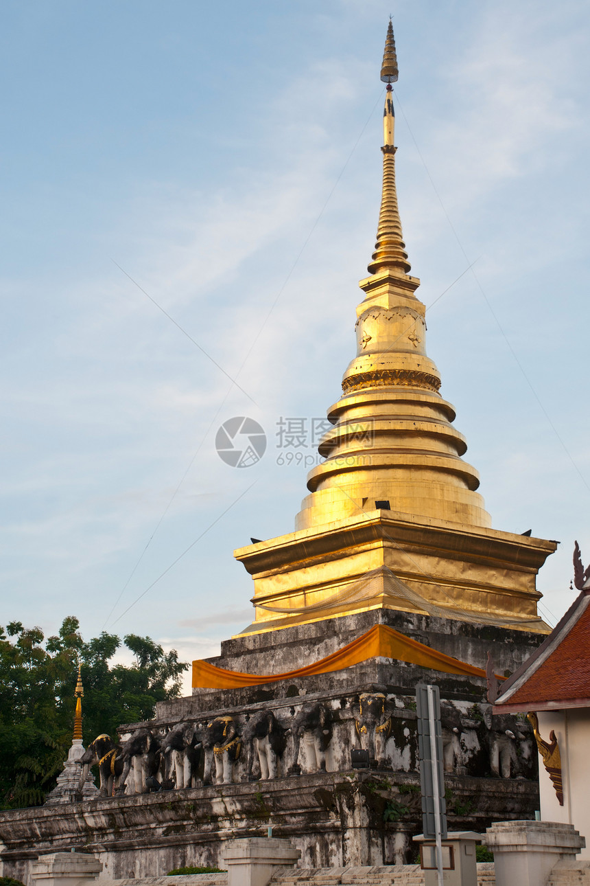 寺庙平台的黄金细节宝塔博物馆雕像佛教徒信仰建筑仪式遗迹旅游雕塑图片