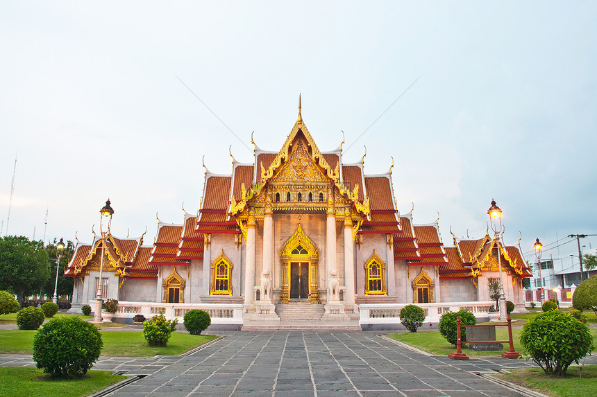 美丽的泰国寺庙建筑历史历史性精神假期连体旅行大理石蓝色天空图片