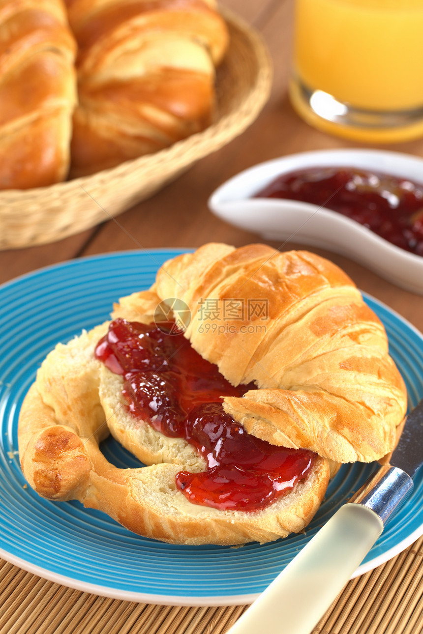 与草莓 Jam 的Croissant糕点早餐水果红色面包食物黄油小吃浆果包子图片