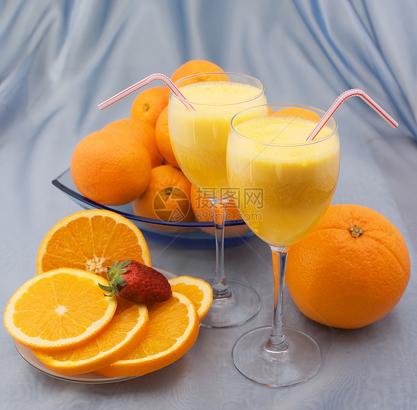 两杯水晶的橘子汁图片