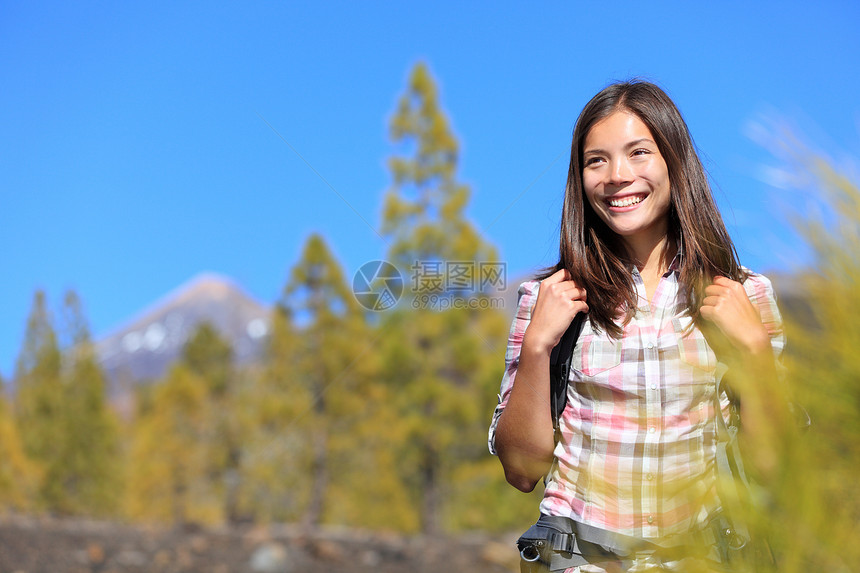 徒旅旅行远足者混血森林女孩们女孩冒险女性背包女士游客图片