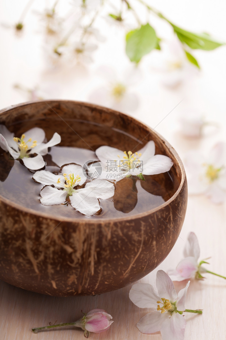 碗中的白花风格叶子温泉治疗花瓣装饰香气芳香盘子木头图片