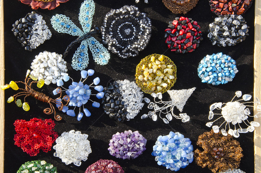 在市场展销会上销售的装饰手工制作珠宝首饰图片