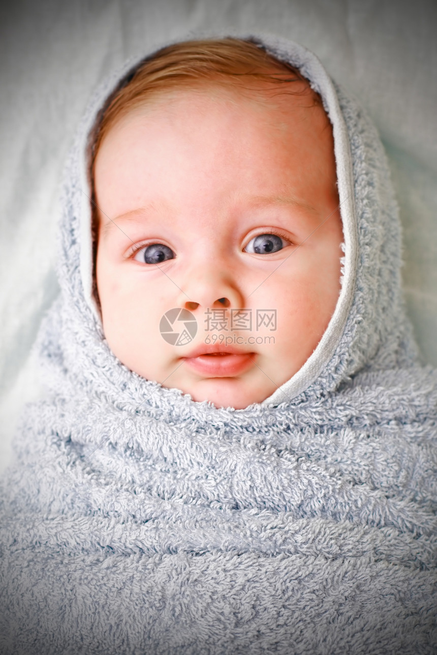 幼儿年幼儿童孩子几个月条纹织物白色皮肤微笑毯子生活新生图片