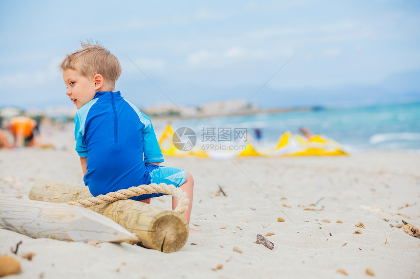 男孩在海滩度假异国童年海浪孩子海岸线蓝色热带喜悦闲暇风筝图片