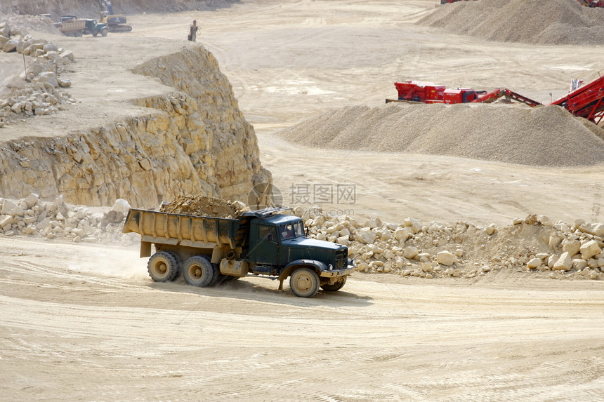 多洛米石矿运输材料腰带白色栅栏石头输送机资源石灰石灰尘图片