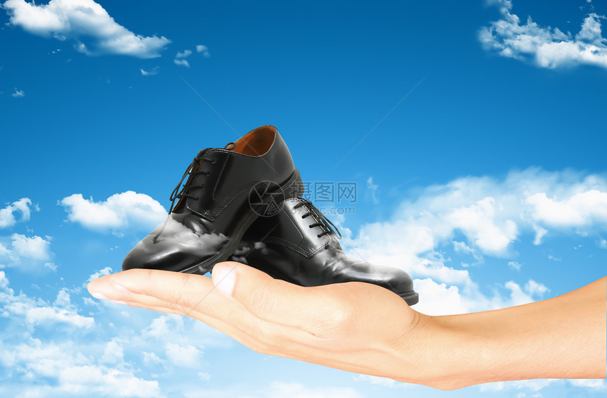 皮鞋与明亮的天空鞋类宏观橡皮皮革魅力衣服齿轮男性男人黑色图片