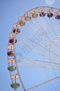 巨轮乐趣蓝色天空旋转木马摩天轮游乐园弧度娱乐游乐场背景图片