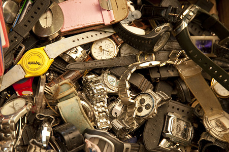 马 提拉集电极手表跳蚤市场大厅硬币收藏时钟背景图片