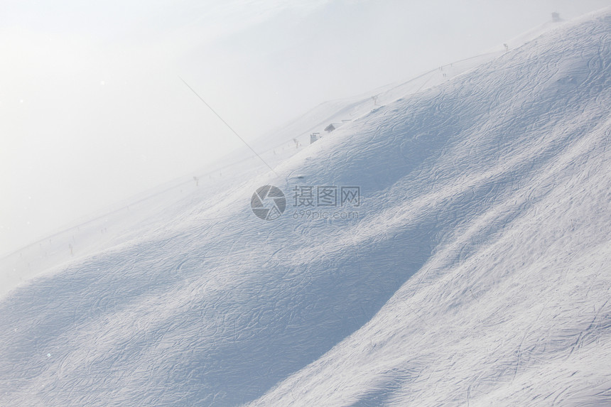 雪上滑雪痕迹曲线路线娱乐森林国家探索踪迹蓝色季节小路图片