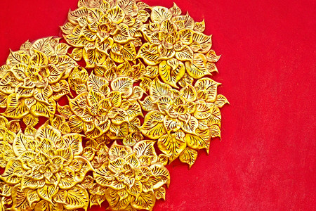 墙上土生土生土长的Thai风格的黄金图科设计艺术雕刻手工宽慰传统叶子装饰寺庙喷雾剂古董背景图片