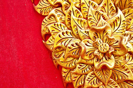 墙上土生土生土长的Thai风格的黄金图科设计传统装饰雕刻艺术手工装饰品寺庙宽慰浮雕古董背景图片