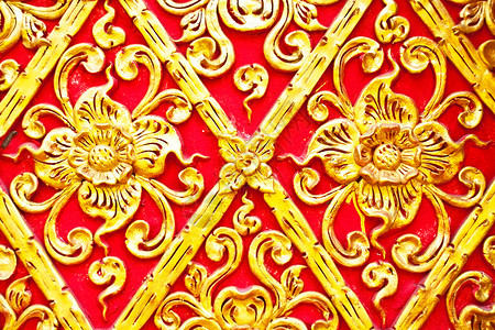 墙上土生土生土长的Thai风格的黄金图科设计喷雾剂植物寺庙工艺古董艺术手工装饰品叶子浮雕背景图片