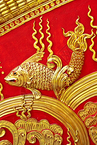墙上土生土生土长的Thai风格的黄金图科设计装饰传统艺术宽慰浮雕叶子植物石膏雕刻喷雾剂背景图片