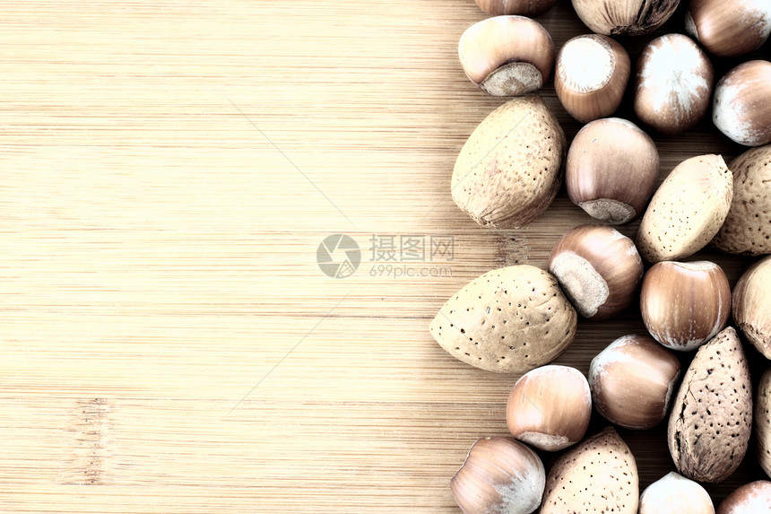 杏和坚果榛子饮食营养木板成分食物核桃木头种子白色图片