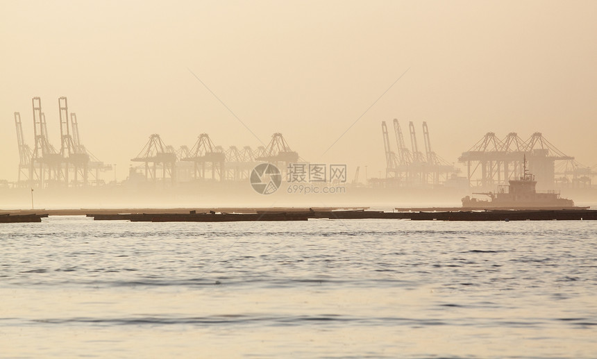 雾雾的清晨集装箱起重机天际港口货物码头场景商业海岸线运输薄雾船运图片