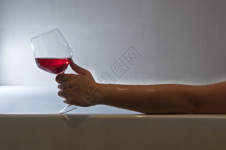 妇女洗澡玻璃温泉酒精浴缸背景图片