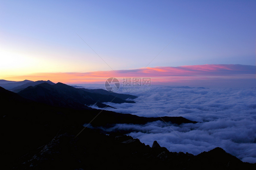 云层场景多云蓝色戏剧性天空日出天气晴天风景天堂图片