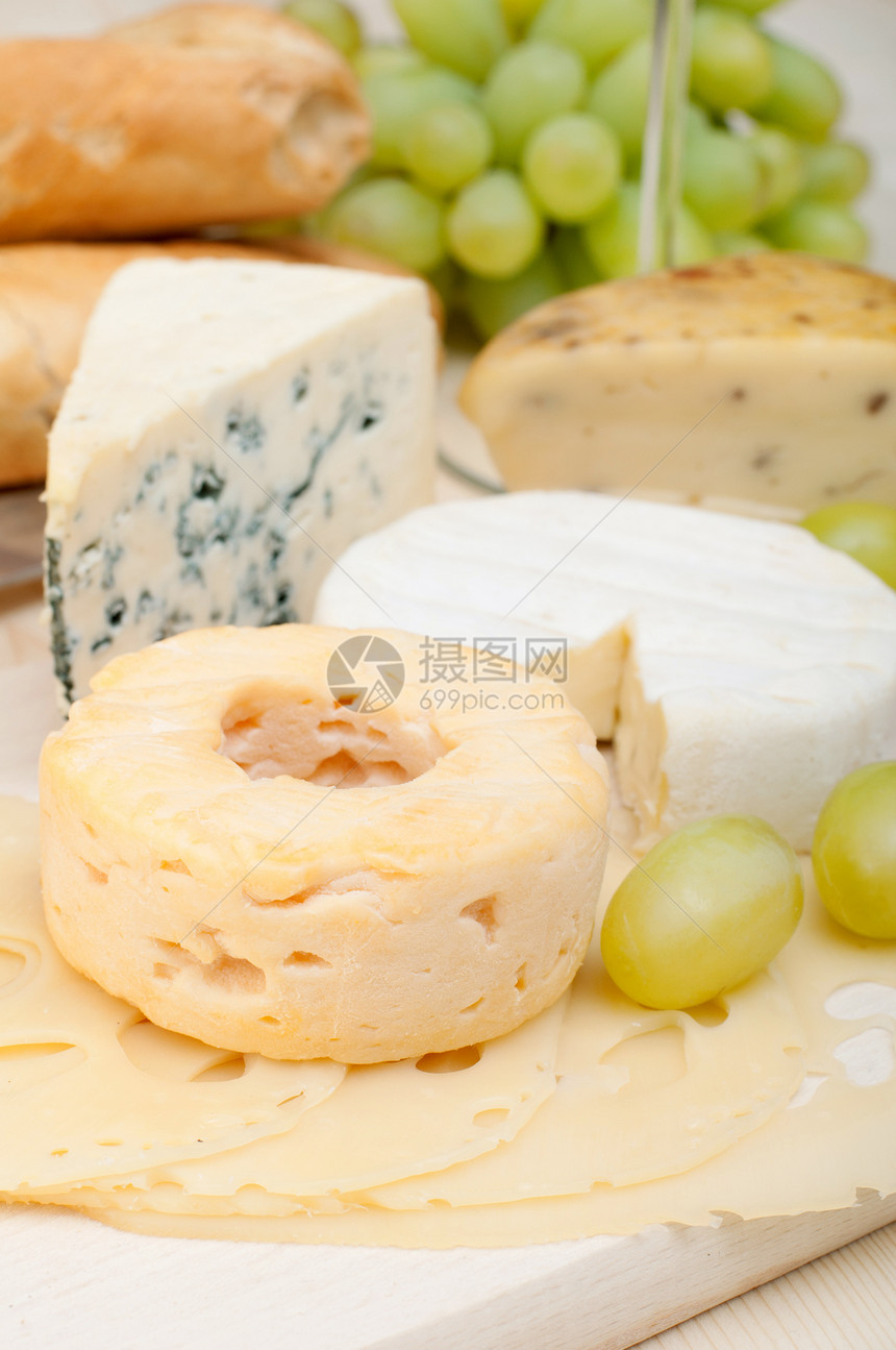 奶酪类团体面包奶制品美食木头小吃蓝色桌子木板羊乳图片
