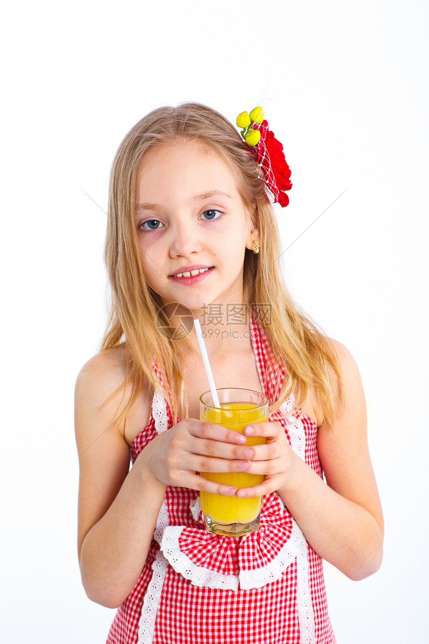 小女孩喝橘子汁的肖像女士女性稻草花蜜幸福茶点眼睛快乐女孩童年图片