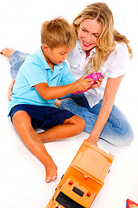 母亲与儿子玩耍家庭男生玩具女士孩子休闲装两个人父母背景图片