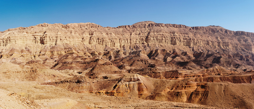 以色列内盖夫沙漠中小克拉特的边缘墙沙漠山脊图层岩石环境天空风化旅行蓝色风景图片
