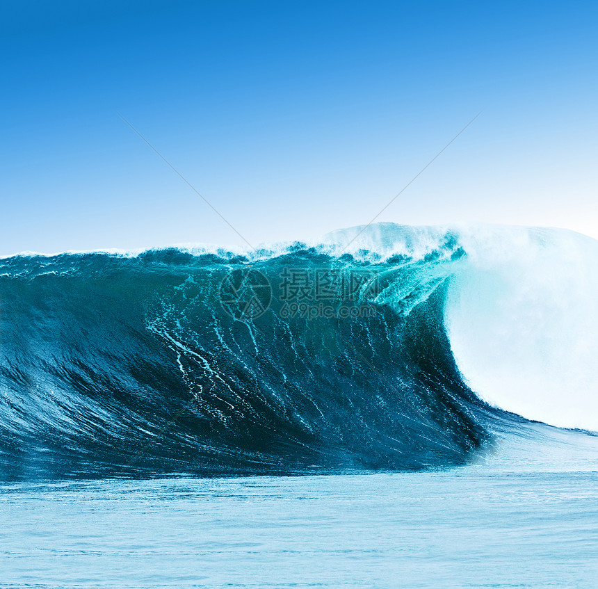 大型冲浪波在海洋中断裂图片