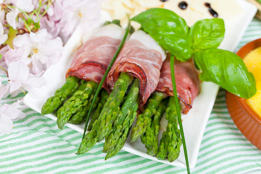 带斑点的paragus食物火腿绿色美食白色熏肉烹饪午餐盘子草本植物图片