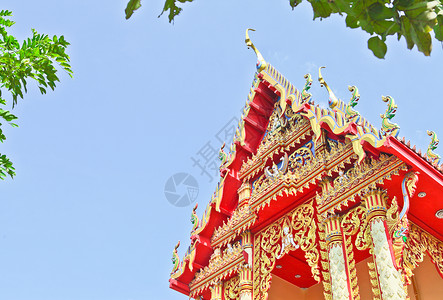 原装饰的寺庙屋顶详情对角线旅游天空金子宗教佛法地标瓷砖文化旅行背景图片