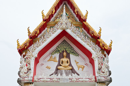 原装饰的寺庙屋顶详情对角线蓝色天空建筑宗教边缘旅行金子文化佛法背景图片