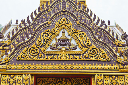 原装饰的寺庙屋顶详情旅游宗教蓝色瓷砖建筑建造旅行对角线佛法金子背景图片