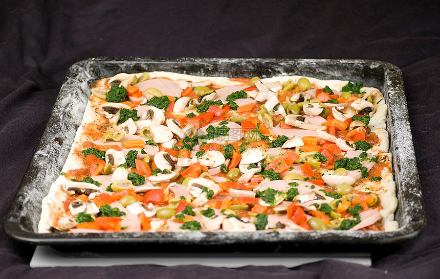 自自制造比萨饼小吃餐厅火腿平底锅脆皮蔬菜美食菠菜洋葱托盘图片