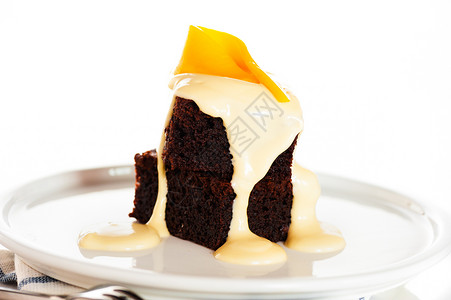 白巧克力蛋糕一个盘子 两块巧克力 白巧克力和芒果背景