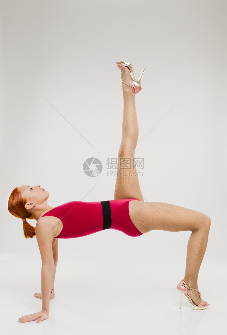 表演手立的美丽健身女女子舞蹈特技成人工作室有氧运动杂技女性灵活性高跟鞋冒充图片